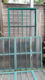 Finestre e porta in ferro.