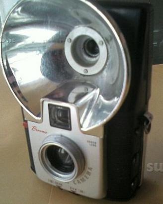 Macchina fotografica d'epoca kodak con flasch