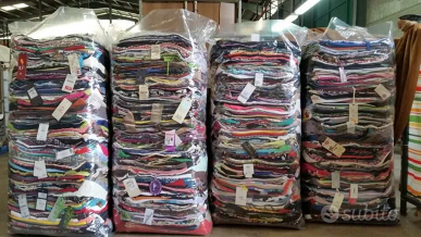 Stock abbigliamento e accessori second hand.