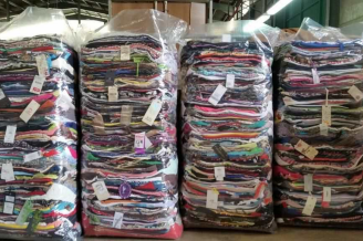 Stock abbigliamento e accessori second hand.