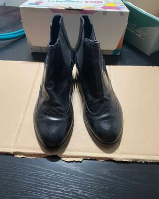 Stivaletti Clarks Chelsea Boots in Pelle Nera Stil