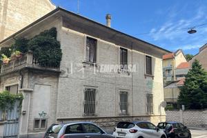 PENTALOCALE IN VILLA BIFAMILIARE