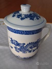 tazza con coperchio bianca e blu