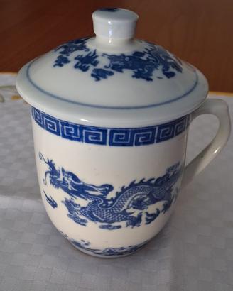 tazza con coperchio bianca e blu