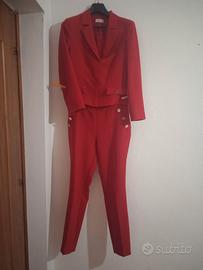 tailleur rosso amaranto motivi