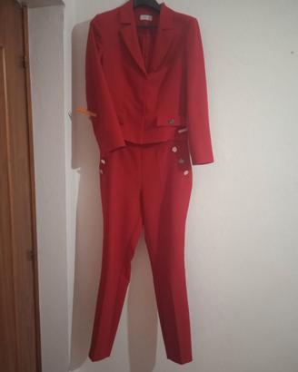 tailleur rosso amaranto motivi