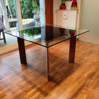 Tavolo di design in cristallo e legno – 125×125