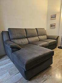 Divano in tessuto microfibra