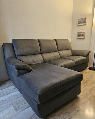 Divano in tessuto microfibra