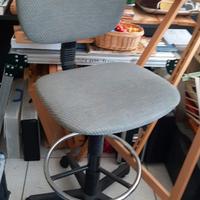 SGABELLO metallico con schienale regolabile.