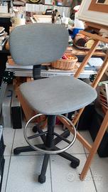 SGABELLO metallico con schienale regolabile.