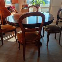 Tavolo rotondo con 4 sedie coordinate.