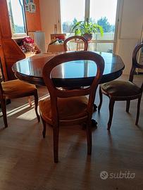 Tavolo rotondo con 4 sedie coordinate.