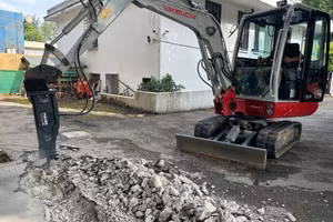 Escavatore Takeuchi tb 230