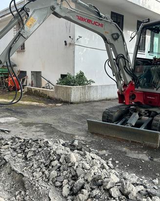 Escavatore Takeuchi tb 230