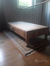 Tavolo in legno naturale