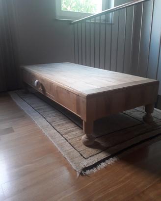 Tavolo in legno naturale