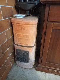 Stufa a legna in ghisa e ceramica