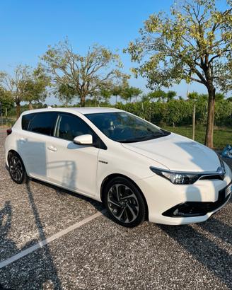 Toyota Auris II 2015 1.8h Lounge cvt