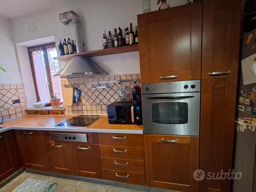 cucina color ciliegio ante in legno