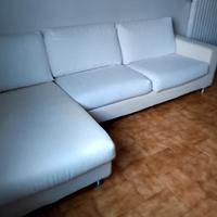 divano in tessuto bianco con penisola