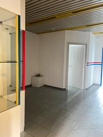 Locale commerciale in ( I Portici )