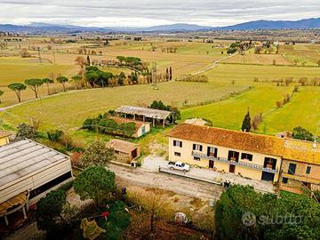 Rustico / Casale di 400 m² con più di 5 locali e b