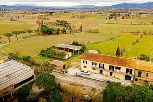 Rustico / Casale di 400 m² con più di 5 locali e b