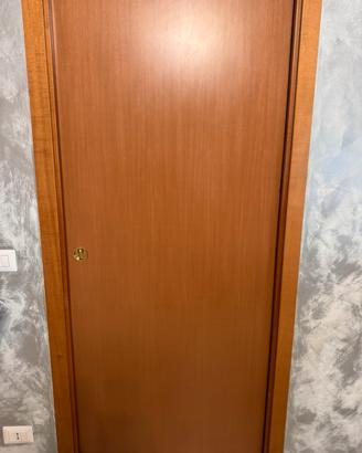 Scrigno e porte interne noce