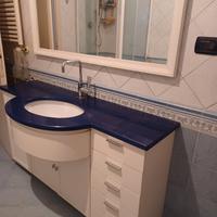 bagno con piano in marmo blu