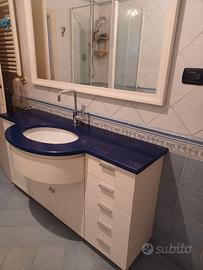 bagno con piano in marmo blu