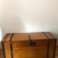 Cassapanca antiquariato con dettagli iscrizioni