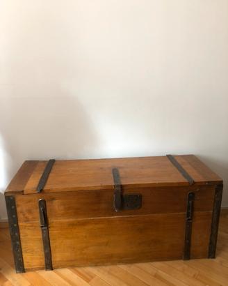 Cassapanca antiquariato con dettagli iscrizioni