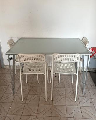 Tavolo con sedie