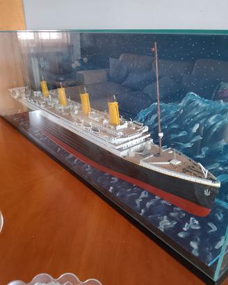 modello Titanic con teca
