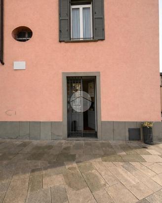 NEGOZIO A STEZZANO