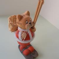 Gatto Babbo Natale in ceramica con gli Sci