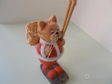Gatto Babbo Natale in ceramica con gli Sci