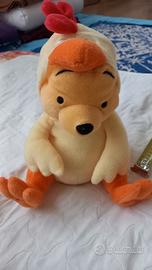 Peluche Winni the Pooh travestito da gallina