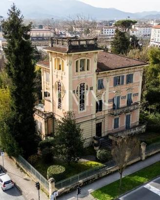 Appartamento di 184 m² con più di 5 locali a Lucca