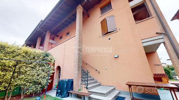 PORZIONE DI CASA CON GIARDINO E GARAGE