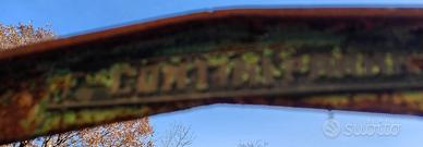 Vecchio supporto per bilancia da formaggio