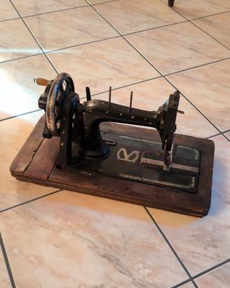 Macchina da Cucire d'epoca a Manovella 