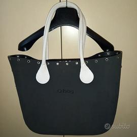 Borsa O bag nera, manichi bianchi
