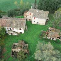 Proprietà con fabbricati e terreno agricolo