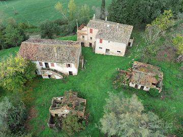 Proprietà con fabbricati e terreno agricolo