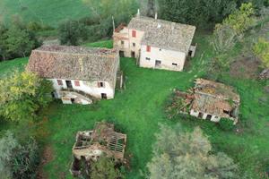 Proprietà con fabbricati e terreno agricolo