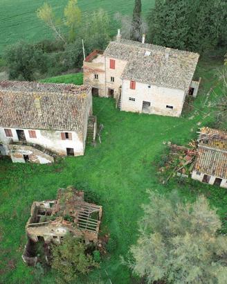 Proprietà con fabbricati e terreno agricolo