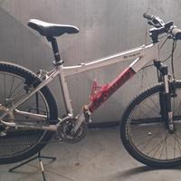 Bicicletta 26" con leggero telaio in alluminio