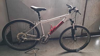 Bicicletta 26" con leggero telaio in alluminio